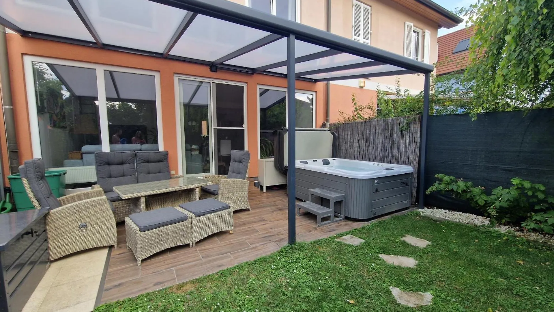 Charming House With Garden And Jacuzzi In Vienna Villa